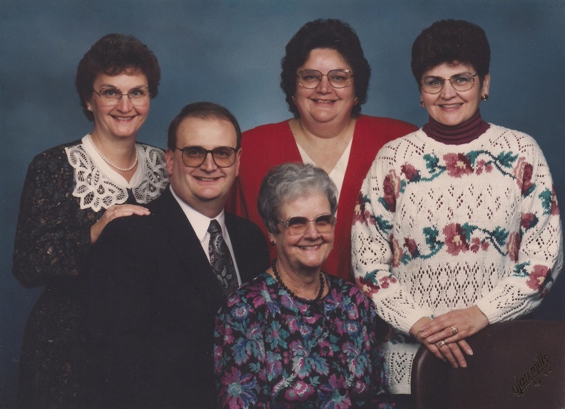 Grandma Hoerig and her Children.jpg
